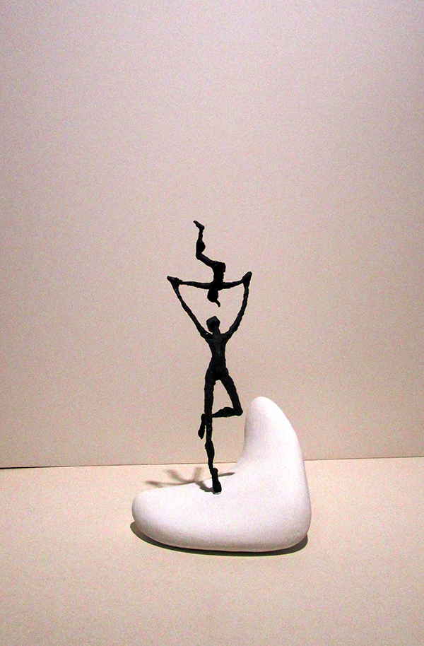 Spielt miteinander, Bronze mit Steingusssockel, 25 cm - Galerie Wroblowski